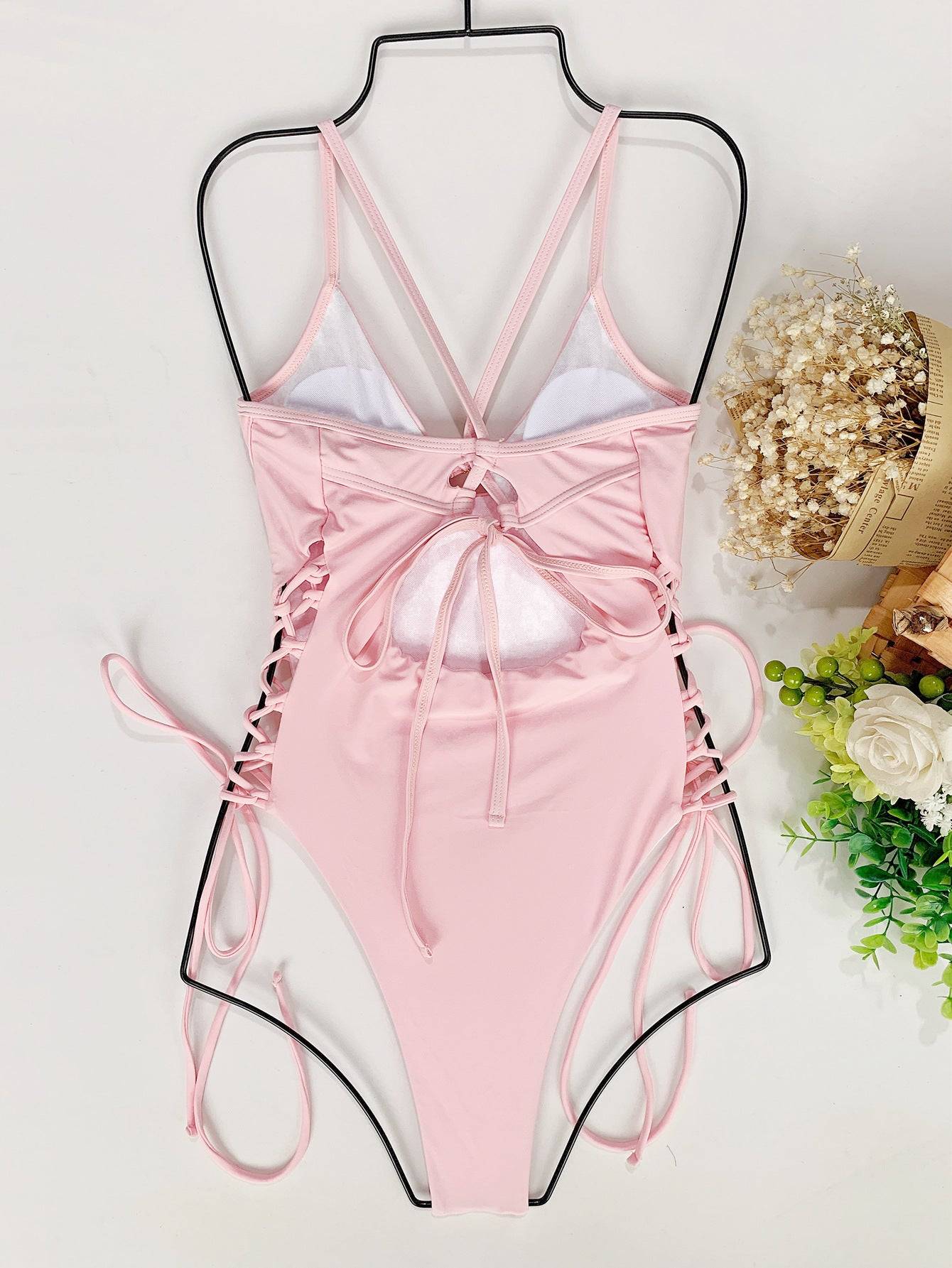 Гръб на цял бански ''Pink Angora'' в млечно розово с кръстосани презрамки и връзки за регулиране на размера.